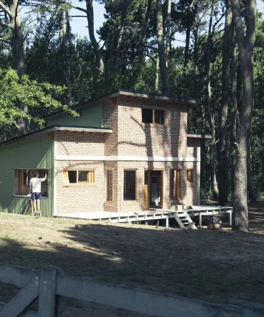 Maison passive en construction avec panneaux solaires et isolation thermique